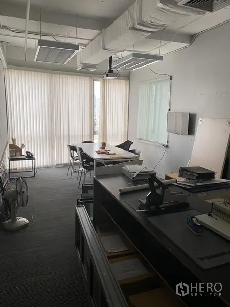 สำนักงาน ให้เช่าในKhlong Toei, Bangkok - ห้องประชุมส่วนตัว โต๊ะยาว โปรเจกเตอร์ และม่านบานตั้ง พร้อมวิวเมือง