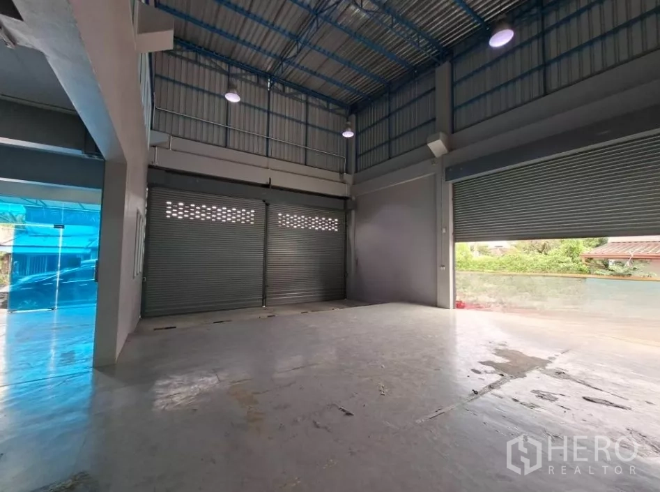 Warehouse for rent in Suan Luang, Bangkok - Warehouse bay opening to the driveway with natural light and high clearance for vans and pickups.