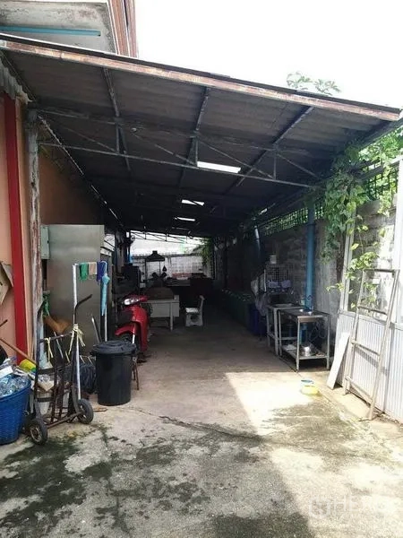 零售空间 出售在Bang Khun Thian, Bangkok - 侧院加盖通道，金属屋顶，用作杂务与服务区。