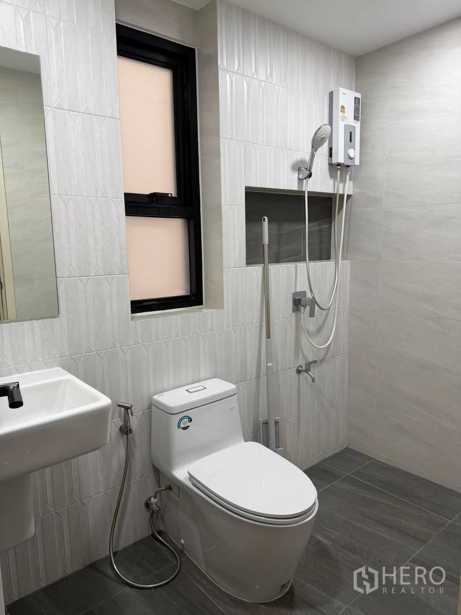 โฮมออฟฟิศ for rent in Phra Khanong, Bangkok - ห้องน้ำพร้อมเครื่องทำน้ำอุ่น ฝักบัว โถสุขภัณฑ์ และผนังกระเบื้อง
