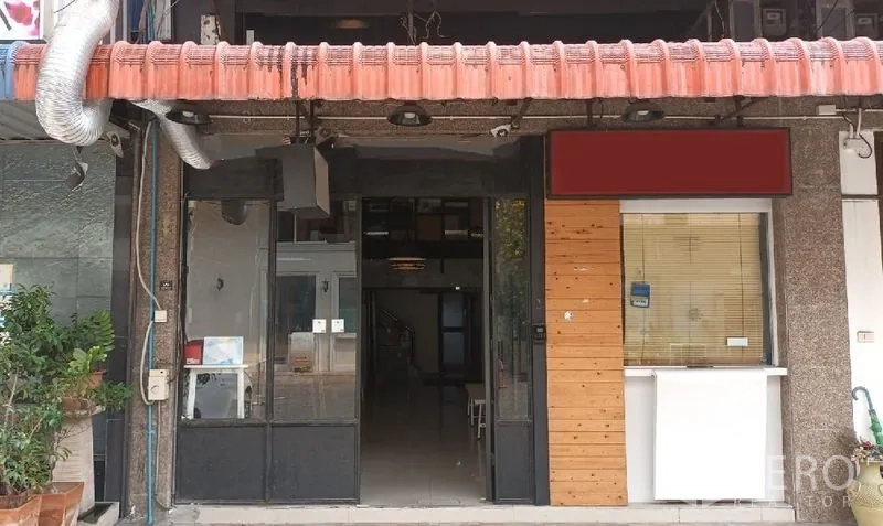 零售空间 出租在Watthana, Bangkok - 临街店面，宽幅玻璃门、展示窗与金属框入口，设有遮阳篷。