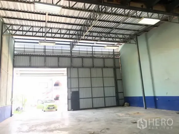 คลังสินค้า ให้เช่าในLat Krabang, Bangkok - ภายในโกดังเพดานสูง โครงหลังคาเหล็ก ประตูบานเลื่อนขนาดใหญ่ พื้นคอนกรีต