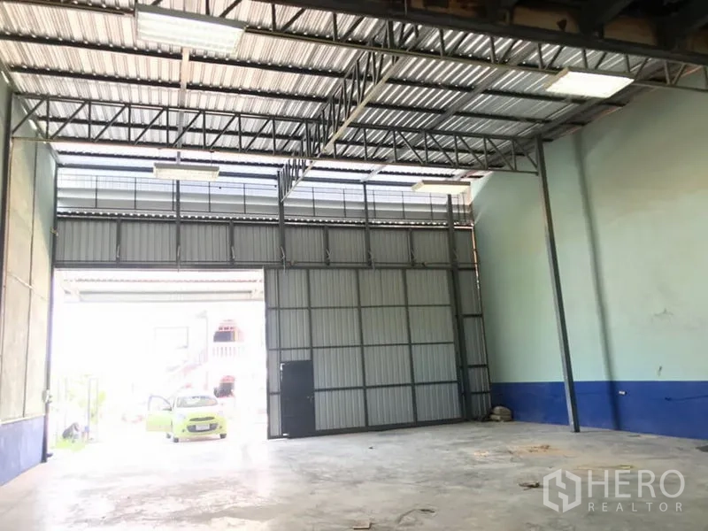 คลังสินค้า ให้เช่าในLat Krabang, Bangkok - ภายในโกดังเพดานสูง โครงหลังคาเหล็ก ประตูบานเลื่อนขนาดใหญ่ พื้นคอนกรีต