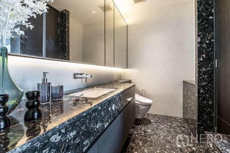 公寓 出租在Khlong Toei, Bangkok - 黑色大理石长台盆，背光镜柜与马桶