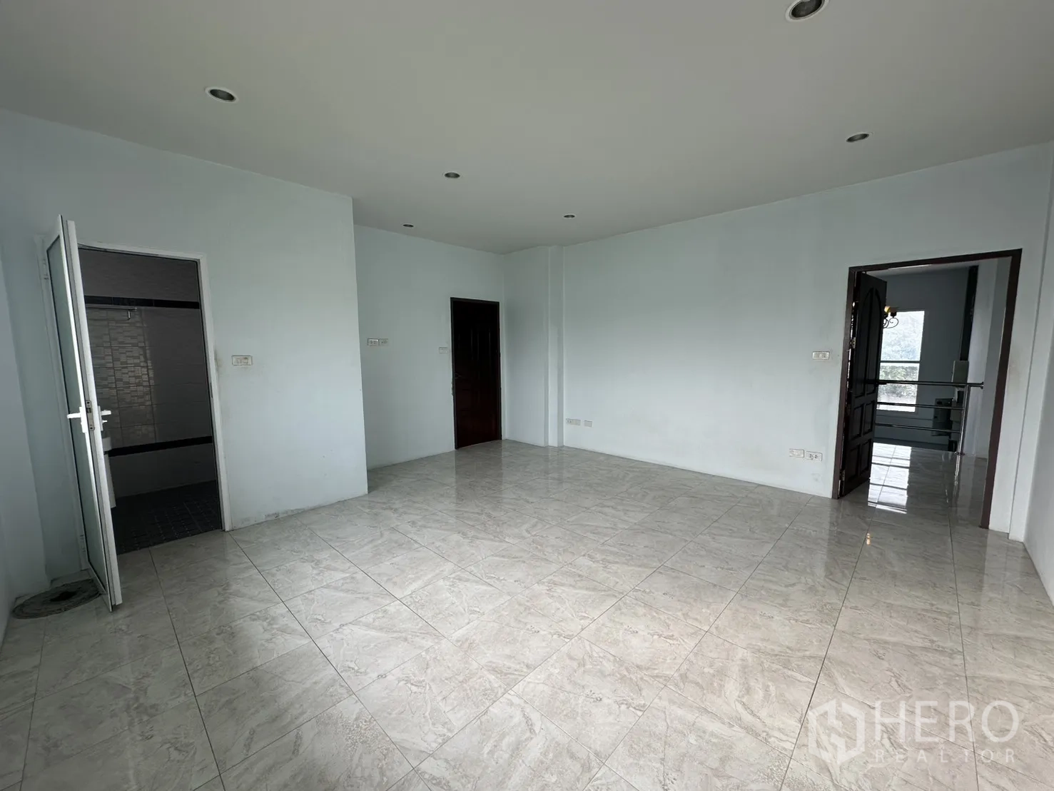 สำนักงานที่บ้าน ให้เช่า - มุมห้องนอนพร้อมประตูกระจกฝ้าและพื้นกระเบื้อง.