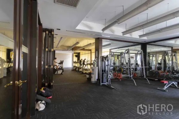 Condominium for rent in Pathum Wan, Bangkok - Fully equipped condo gym with cardio machines, free weights and mirrored walls.