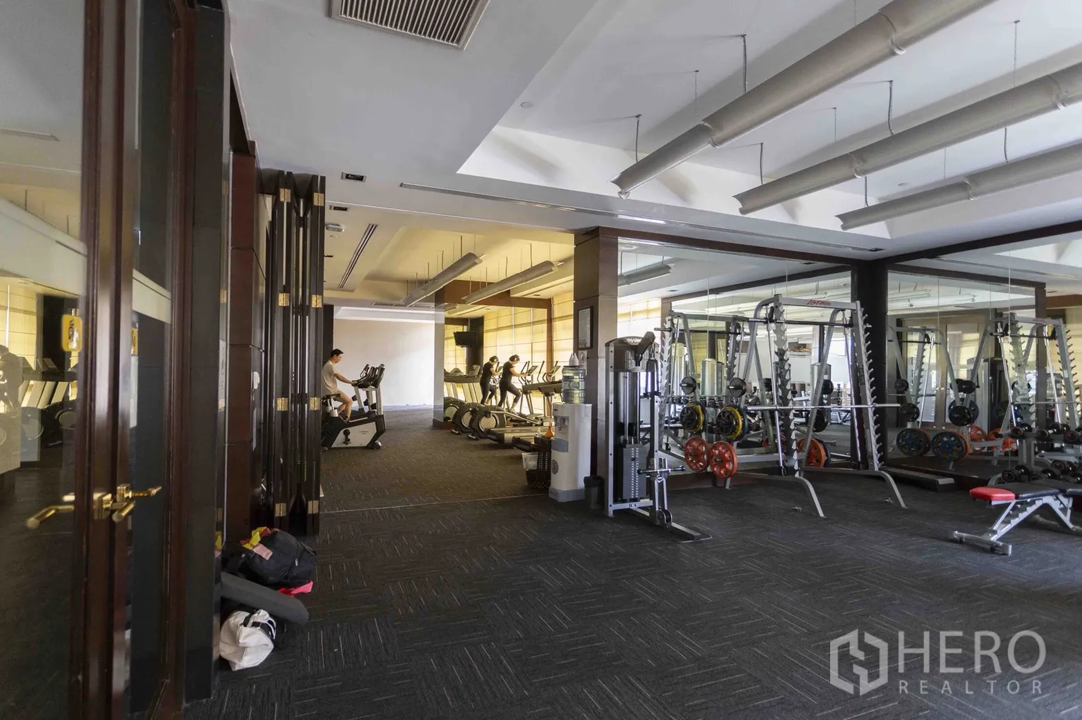 Condominium for rent in Pathum Wan, Bangkok - Fully equipped condo gym with cardio machines, free weights and mirrored walls.