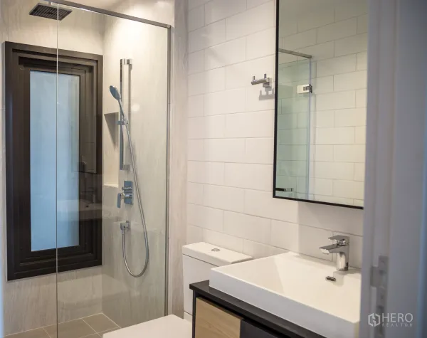 คอนโด ให้เช่าในChatuchak, Bangkok - ห้องน้ำโมเดิร์นพร้อมตู้กระจกอาบน้ำ ฝักบัวเรนชาวเวอร์ และเคาน์เตอร์ล้างหน้าทันสมัย