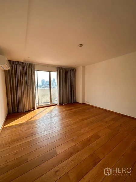 คอนโด ให้เช่าในKhlong Toei, Bangkok - ห้องนอนกว้างพื้นไม้พร้อมประตูกระจกออกสู่ระเบียง เห็นวิวเมือง