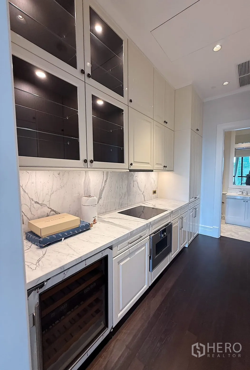 公寓 for rent or sale in Pathum Wan, Bangkok - 厨房近景，电磁炉、水槽、烤箱及玻璃柜门上柜。