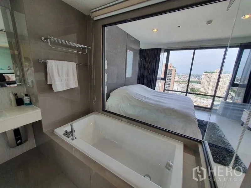 คอนโด ขายในKhlong Toei, Bangkok - ห้องน้ำในตัวพร้อมอ่างอาบน้ำและหน้าต่างเชื่อมถึงห้องนอน มองเห็นวิวเมือง