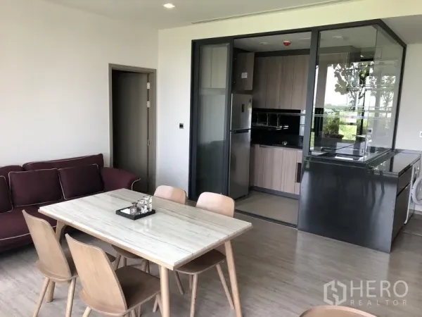 คอนโด ให้เช่าในWatthana, Bangkok - โซนรับแขก–รับประทานอาหาร พร้อมครัวปิดกระจกและเครื่องใช้บิวท์อินที่ Mori Haus เขตวัฒนา