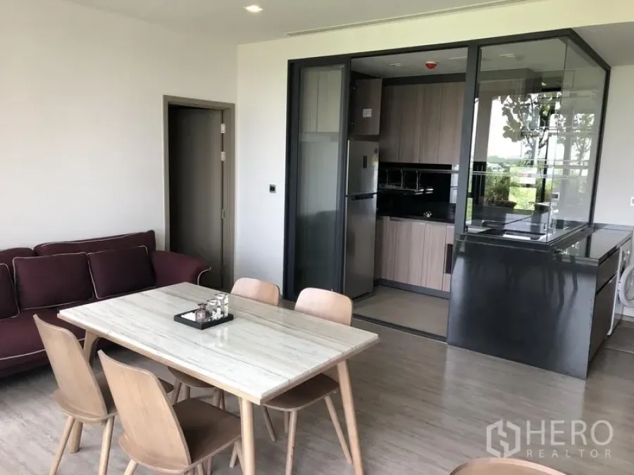 คอนโด ให้เช่าในWatthana, Bangkok - โซนรับแขก–รับประทานอาหาร พร้อมครัวปิดกระจกและเครื่องใช้บิวท์อินที่ Mori Haus เขตวัฒนา