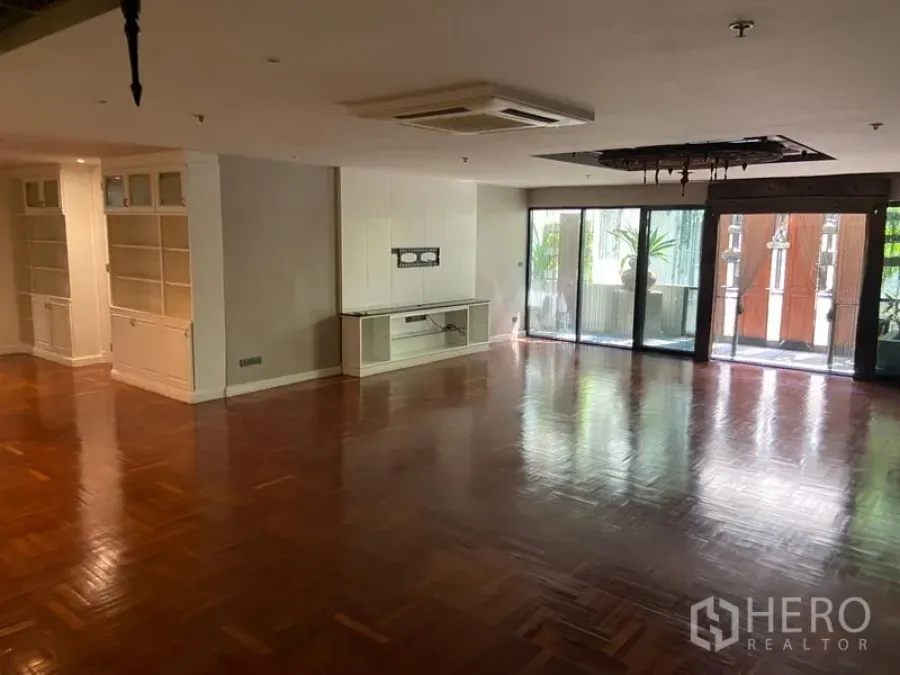 คอนโด ขายในKhlong San, Bangkok - พื้นที่นั่งเล่นขนาดใหญ่ มีตู้วางทีวีและประตูกระจกกว้างเปิดสู่เทอเรซ