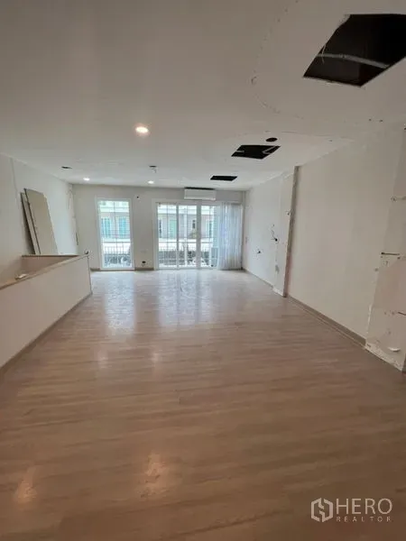 带办公室的家 出租 - 宽敞开放式房间，浅色木地板、筒灯与带薄纱窗帘的阳台推拉门。