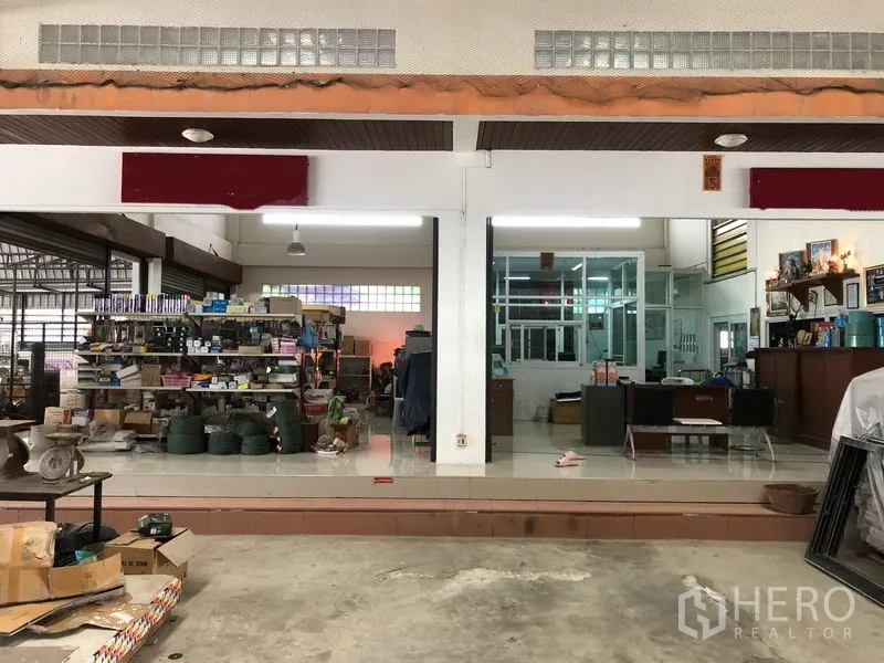 คลังสินค้า ให้เช่าในSai Noi, Nonthaburi - โซนสำนักงานและโชว์รูมภายในโกดัง กั้นกระจก มีชั้นวางสินค้าและพื้นกระเบื้อง