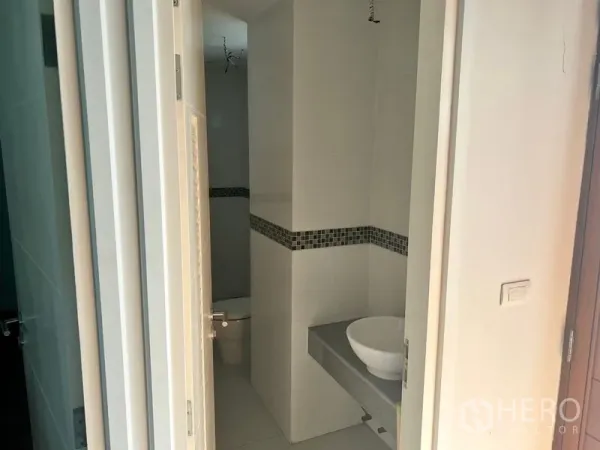 คอนโด ให้เช่าในBang Kho Laem, Bangkok - ห้องน้ำขนาดกะทัดรัด อ่างล้างหน้าแบบวางบนเคาน์เตอร์ แต่งโมเสก และโซนโถสุขาแยก