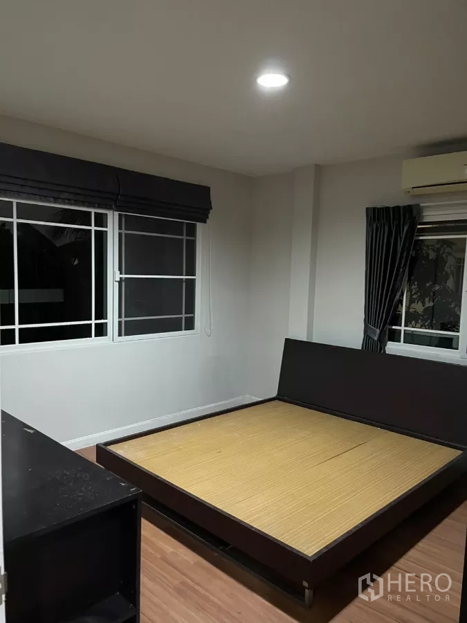 บ้าน ให้เช่าในBang Kapi, Bangkok - ห้องนอนที่สามอีกมุม ตู้บานเลื่อนขนาดใหญ่ และพื้นไม้