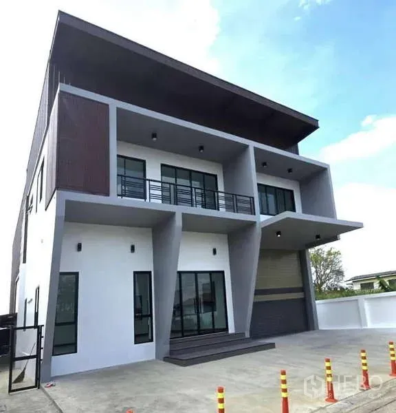 คลังสินค้า ขายในLam Luk Ka, Pathum Thani - มุมมองด้านนอกของอาคารโกดังสมัยใหม่ พร้อมลานจอดและจุดโหลดสินค้า