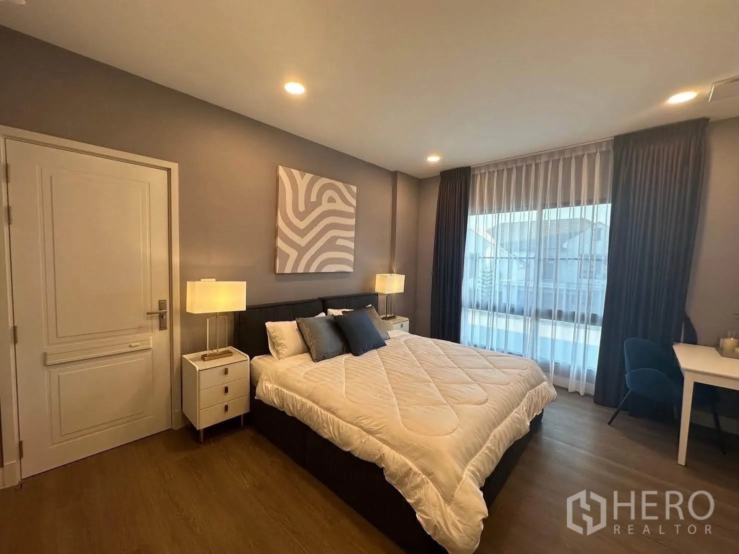独栋房屋 for rent in Saphan Sung, Bangkok - 明亮卧室，双人床、书桌与宽阔窗户。