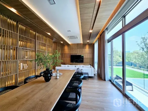 บ้าน ให้เช่าในSaphan Sung, Bangkok - โต๊ะทานอาหารไม้ยาวข้างประตูกระจกสูงเต็มบานออกสู่เทอเรซ