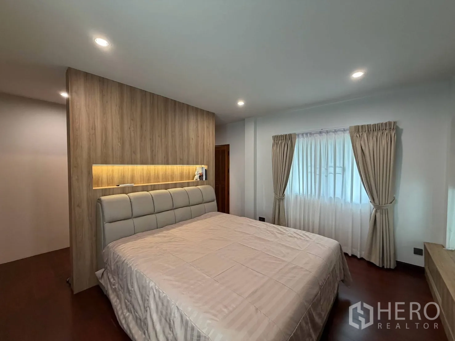 Detached House for rent in Suan Luang, Bangkok - Cozy bedroom with padded headboard and warm lighting.