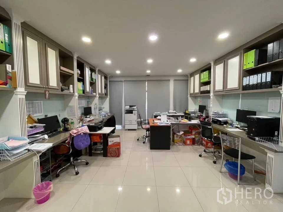 店屋 for sale in Prawet, Bangkok - 开放式办公区，内置柜体与多工位照明充足。