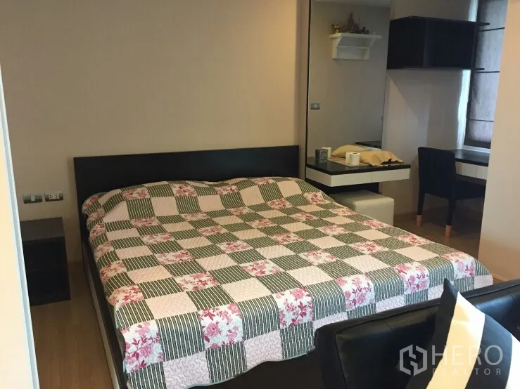 คอนโด ให้เช่าในWatthana, Bangkok - ห้องนอนอบอุ่น เตียงคู่ ผ้าคลุมลายดอก มีโต๊ะทำงานบิวต์อินและไฟนุ่มนวล