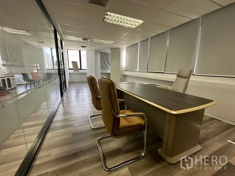 办公空间 出租或出售在Din Daeng, Bangkok - 主管办公室临玻璃墙，长桌与来宾椅，并设窗帘遮光。