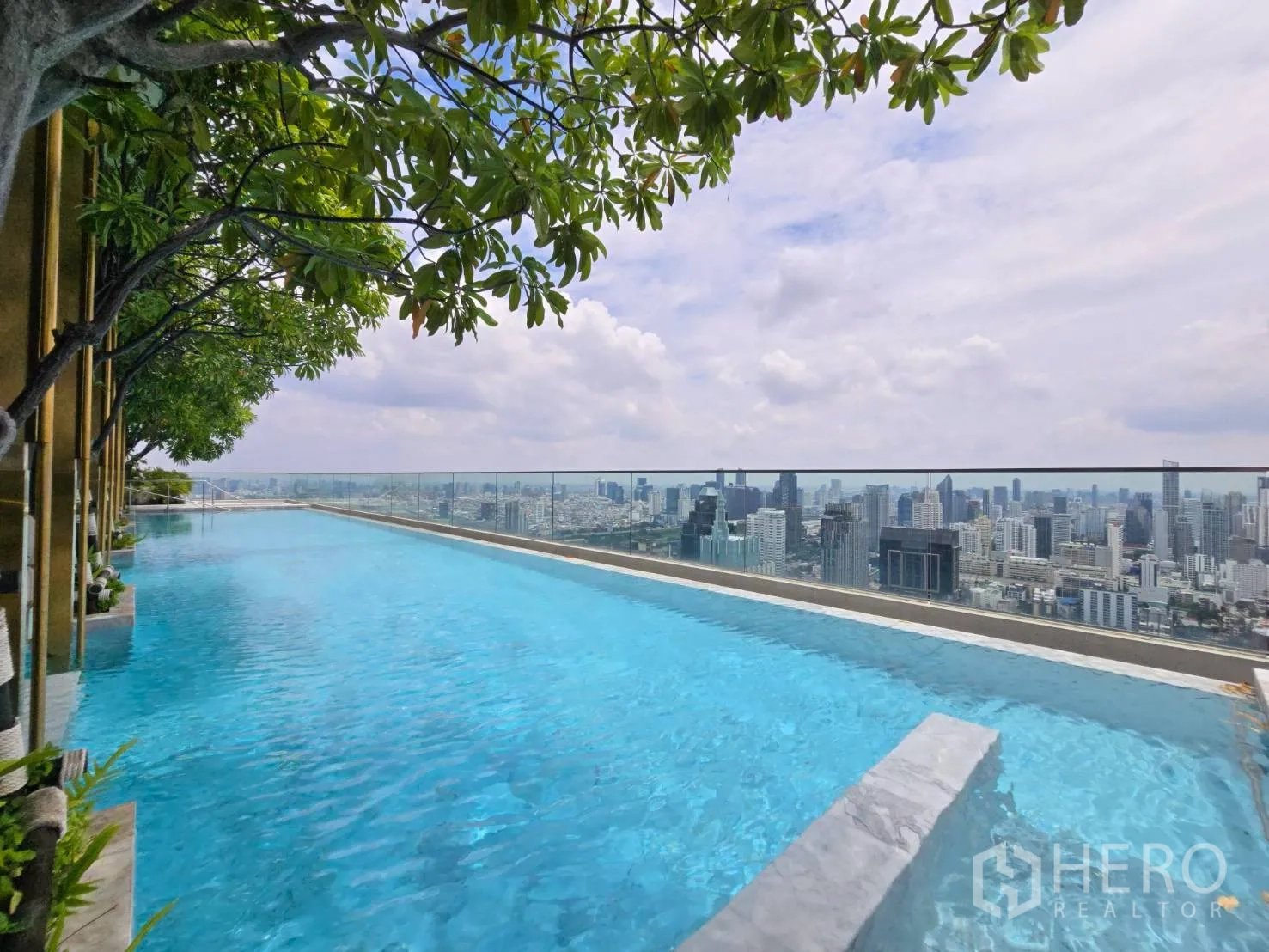 คอนโด for rent in Pathum Wan, Bangkok - สระว่ายน้ำอินฟินิตี้บนดาดฟ้า มองเห็นวิวสกายไลน์รอบทิศ