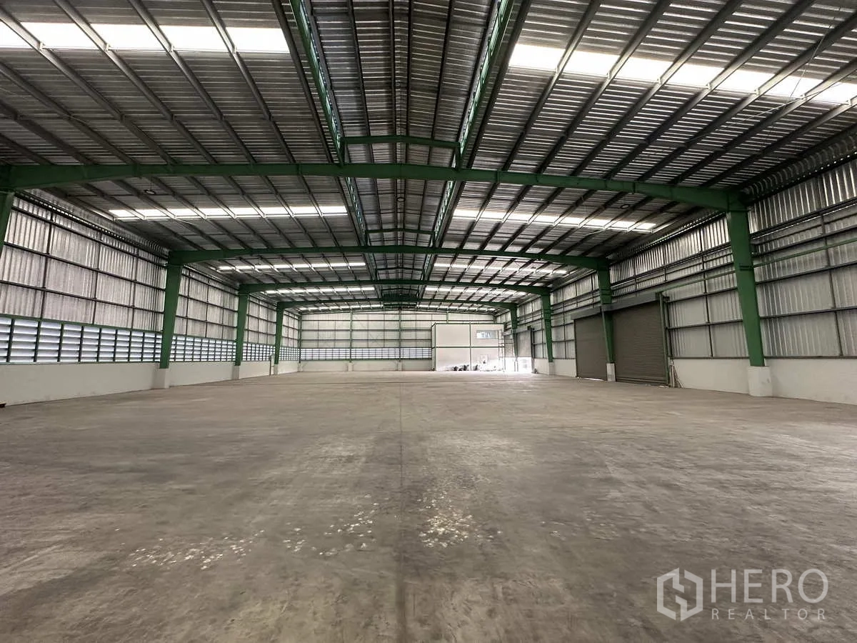 โรงงาน ให้เช่าในMueang Samut Prakan, Samut Prakan - มุมมองยาวผ่านพื้นโรงงาน มีช่องลมรอบด้านและแสงสว่างจากหลังคา