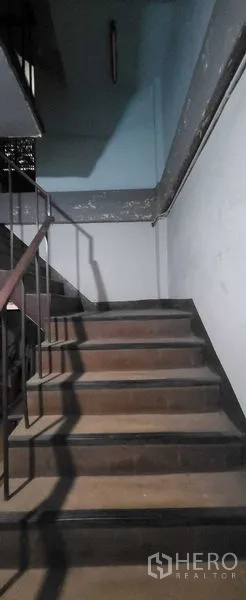 อาคารพาณิชย์ ให้เช่าในKhlong Toei, Bangkok - บันไดภายในราวเหล็ก ขึ้นสู่ชั้นบน