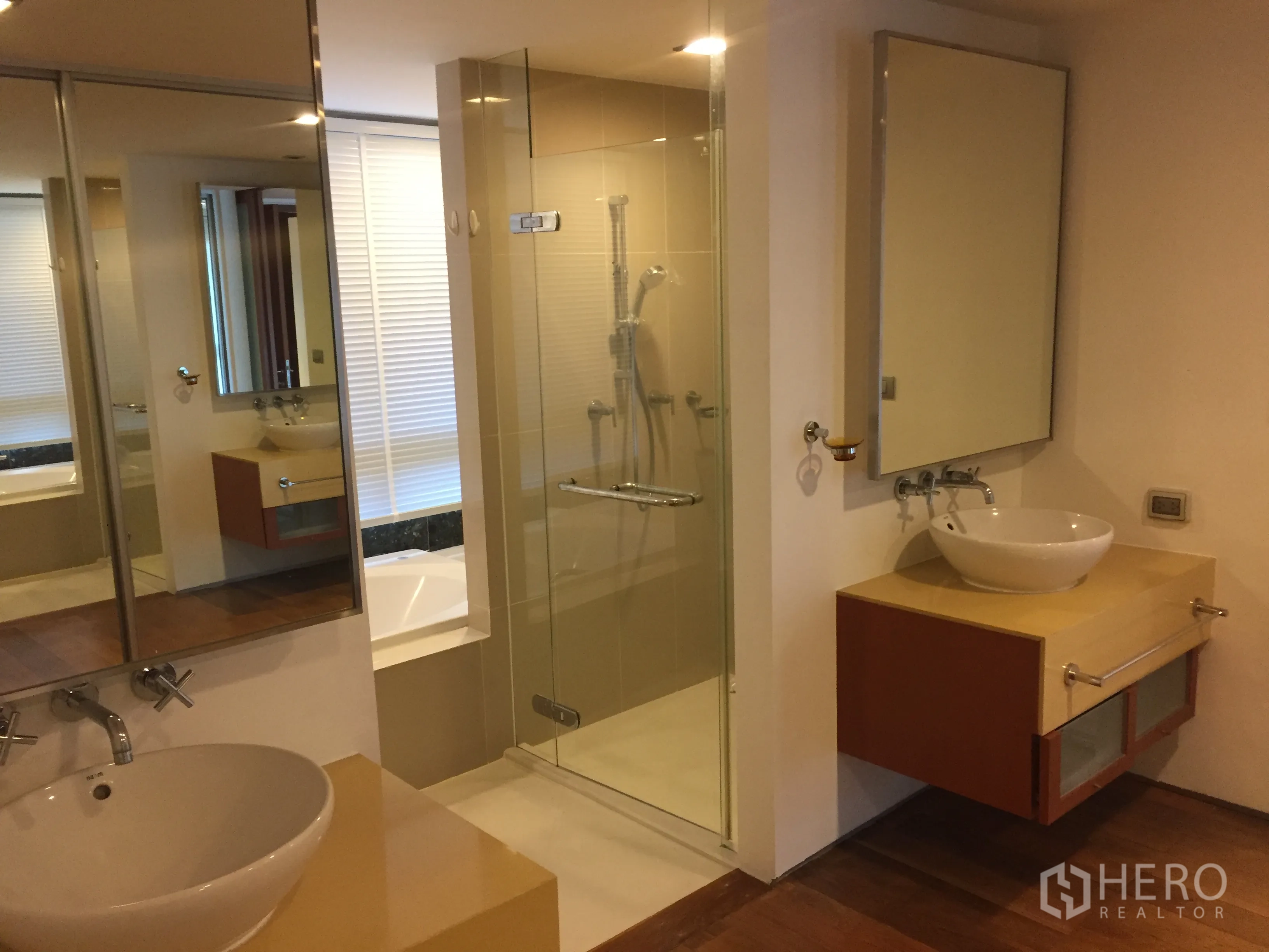 คอนโด ให้เช่าหรือขายในKhlong Toei, Bangkok - ห้องน้ำสมัยใหม่ อ่างล้างหน้าคู่ ฝักบัวกระจก และอ่างอาบน้ำ