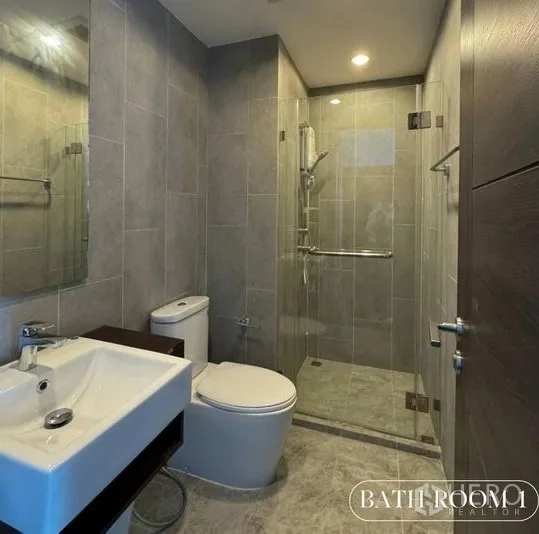 公寓 出租在Watthana, Bangkok - 第二卫生间，灰色瓷砖、玻璃淋浴与白色台盆