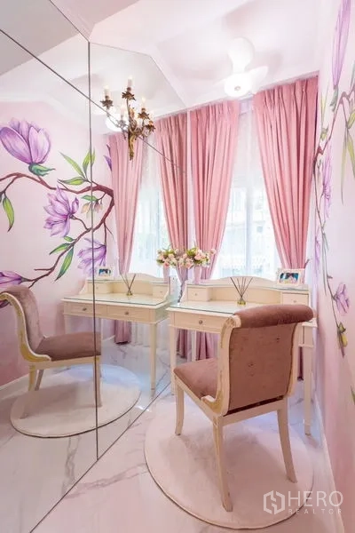 联排别墅 出租在Lat Phrao, Bangkok - 更衣/化妆间，花卉壁画，整面镜墙，梳妆台与粉色窗帘。