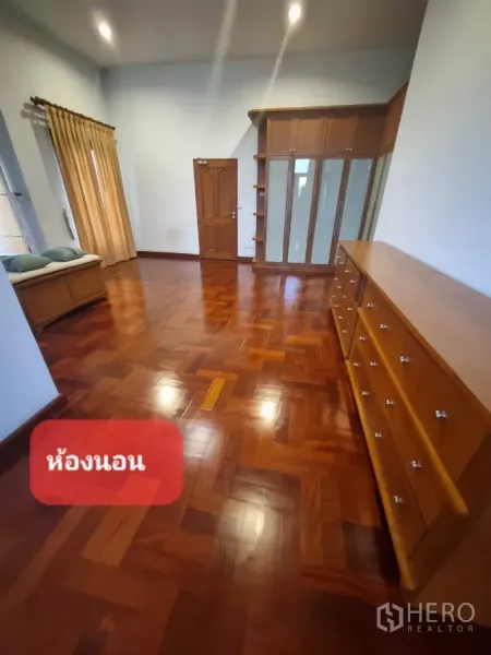 สำนักงานที่บ้าน ให้เช่าหรือขายในChatuchak, Bangkok - ห้องนอนพื้นไม้ขัดเงา ตู้บิลท์อิน ลิ้นชักยาว และผ้าม่าน