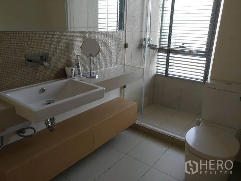 คอนโด ให้เช่าในWatthana, Bangkok - เคาน์เตอร์อ่างล้างหน้าโมเดิร์น ผนังโมเสก และห้องอาบน้ำกระจก