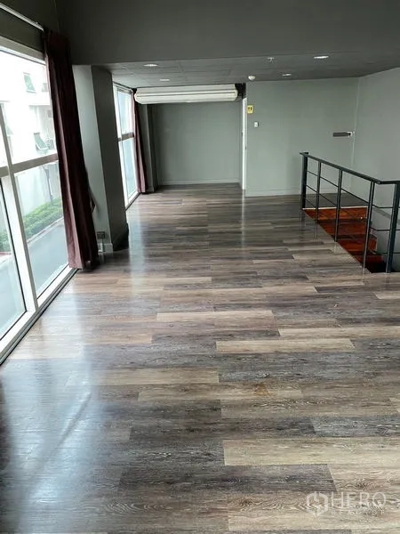 零售空间 出租在Huai Khwang, Bangkok - 夹层空间，木地板、楼梯扶手与宽幅窗户。