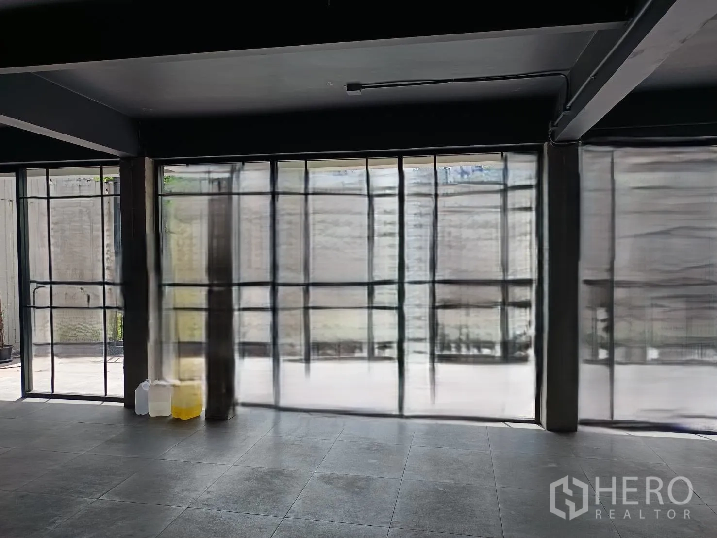 พื้นที่ขายปลีก ให้เช่าในWatthana, Bangkok - หน้าร้านกระจกบานสูงรับแสงธรรมชาติสู่พื้นที่ค้าปลีก.