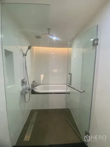 อพาร์ทเมนท์ ให้เช่าในWatthana, Bangkok - ห้องน้ำสมัยใหม่ กั้นกระจกพร้อมฝักบัวเรนชาวเวอร์ และอ่างอาบน้ำอยู่ด้านหลังฉากกระจก
