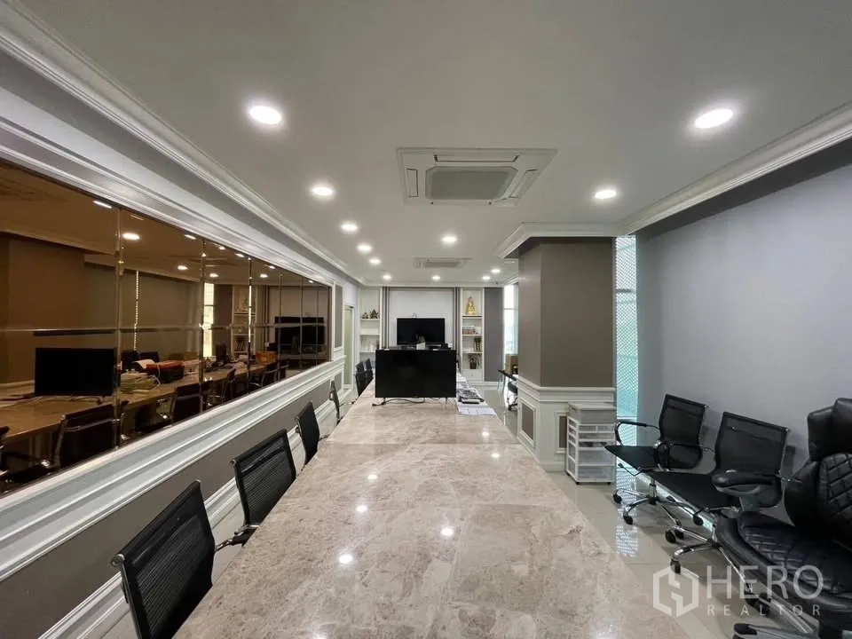 店屋 for sale in Prawet, Bangkok - 行政会议室，长条大理石会议桌与嵌灯照明。