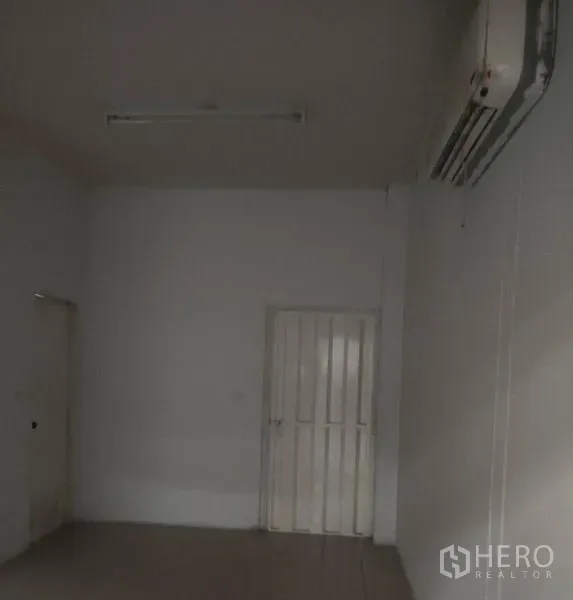 货栈 出租在Bang Pa-in, Phra Nakhon Si Ayutthaya - 仓库内独立办公室，配分体空调与实心门。