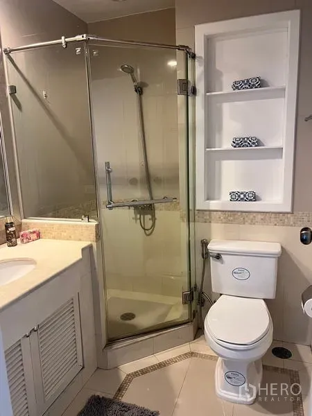 คอนโด ให้เช่าในSathon, Bangkok - ห้องน้ำมีกระจกกั้นอาบน้ำ โต๊ะอ่างล้างหน้าและชั้นวางของ