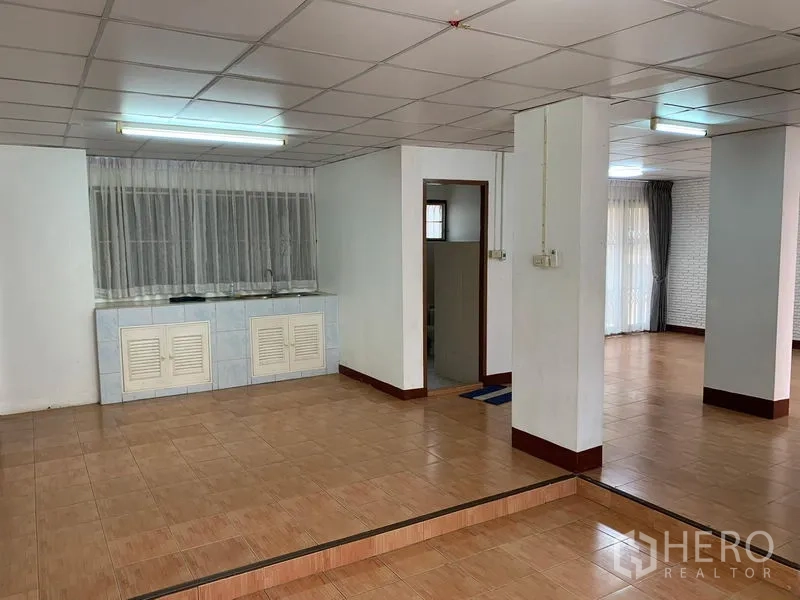 办公空间 出租在Chatuchak, Bangkok - 开放楼层，带抬高平台与茶水台，旁有卫生间入口。