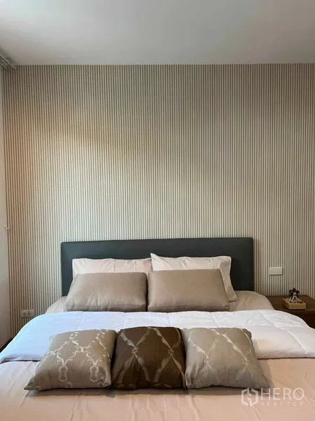 ทาวน์เฮาส์ ให้เช่าในPhra Khanong, Bangkok - ห้องนอนอบอุ่น ผนังลายทาง หัวเตียงบุ และหมอนจัดเป็นชั้น