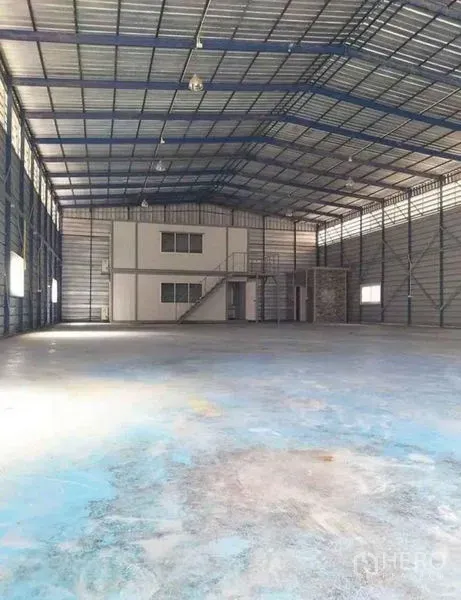 Warehouse for rent in Bang Phli, Samut Prakan - Spacious warehouse interior with high ceiling, skylights and a mezzanine-style office block.