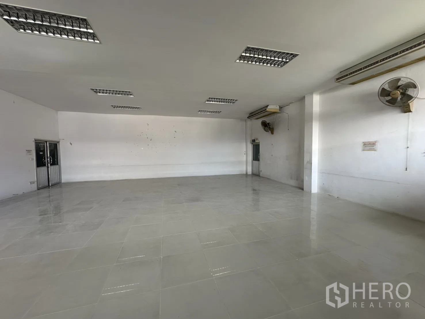 โรงงาน ให้เช่า - ห้องสำนักงานขนาดใหญ่ พื้นกระเบื้อง เครื่องปรับอากาศและพัดลม