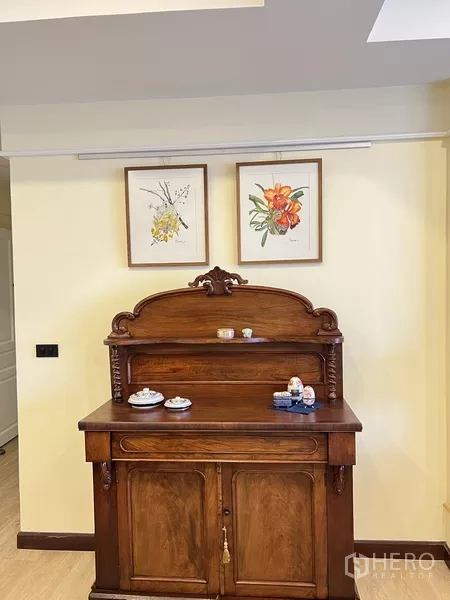 คอนโด ให้เช่าในKhlong Toei, Bangkok - ตู้บิวท์อินไม้สไตล์วินเทจพร้อมของตกแต่งและภาพพิมพ์ดอกไม้เหนือผนัง