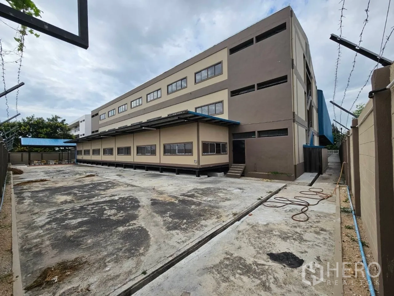 โรงงาน for rent in Si Racha, Chon Buri - อาคารสำนักงานและผลิต 3 ชั้น พร้อมลานกว้างและกำแพงรักษาความปลอดภัย