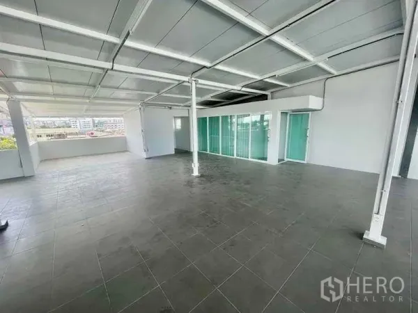 สำนักงานที่บ้าน ให้เช่าหรือขายในBang Kapi, Bangkok - พื้นที่ทำงานสว่าง แบ่งโซนด้วยผนังกระจกและประตูกระจกออกสู่ระเบียง